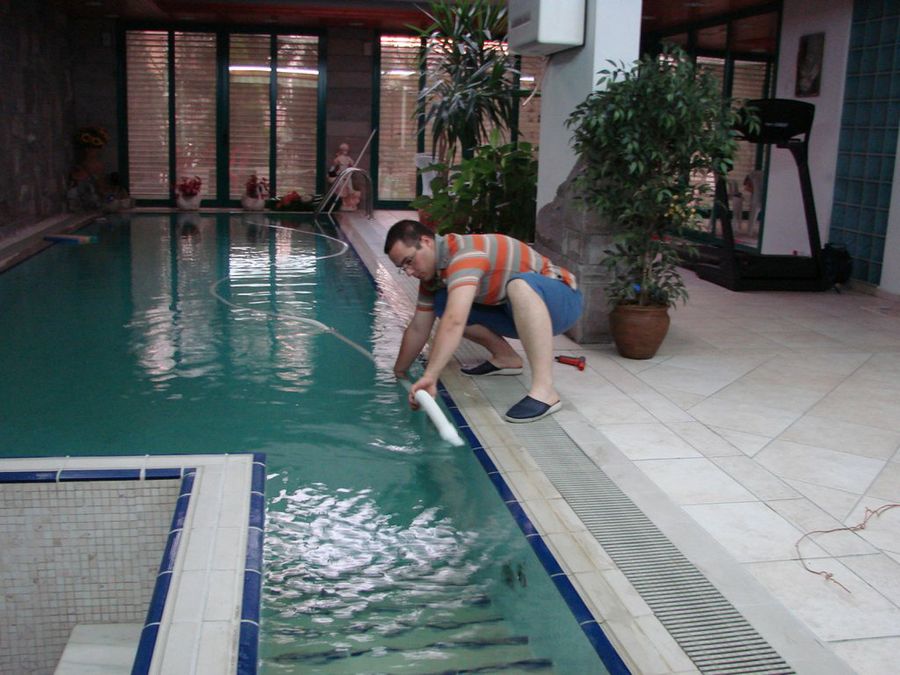 limpiar la superficie de la piscina