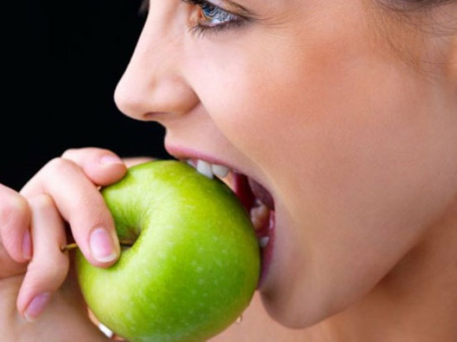 Mujer comiendo una manzana