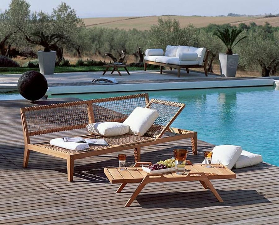 muebles junto a la piscina