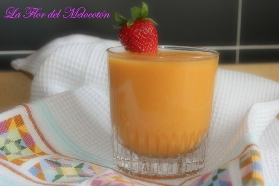  Smoothie con fresas, plátano y naranja