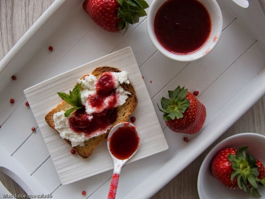Mermelada de fresones, hierbabuena y pimienta rosa