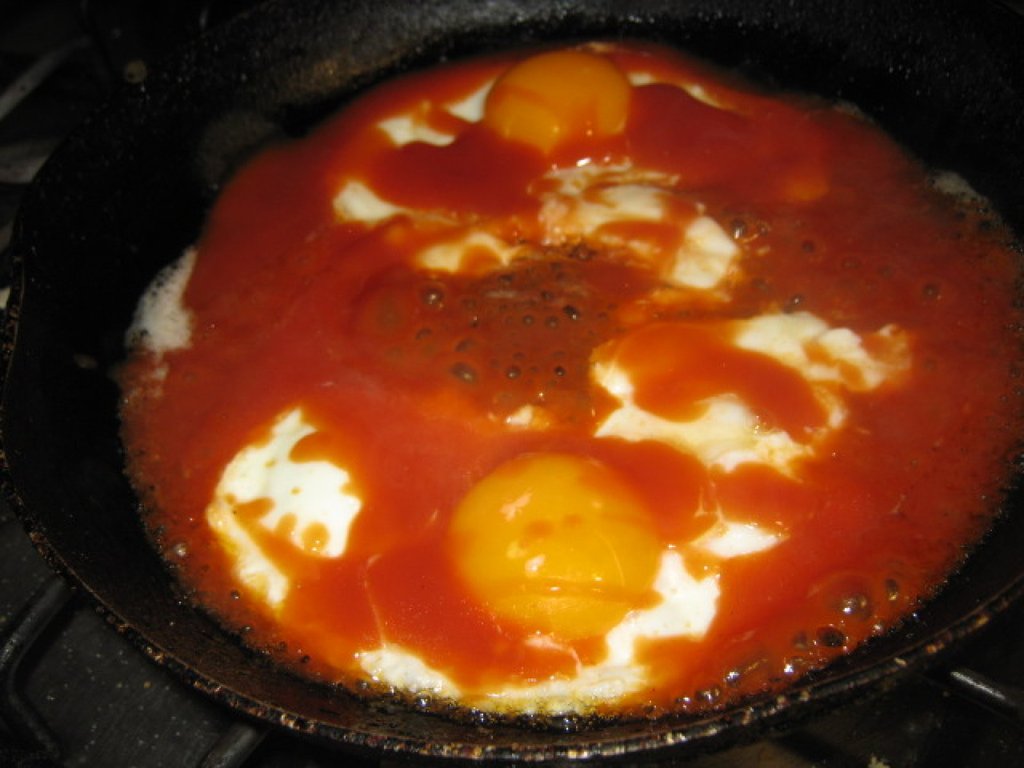 HUEVOS AHOGADOS EN SALSA ROJA Y QUESO | Cocina