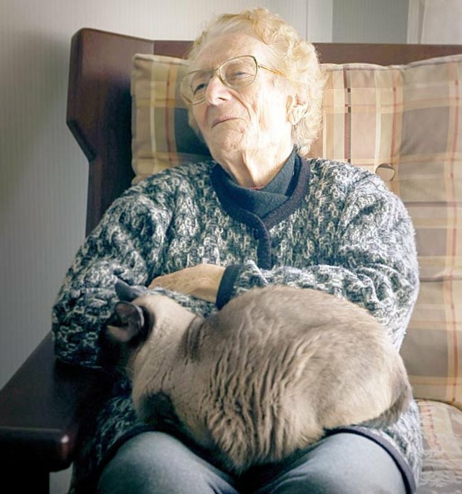 anciana con gato
