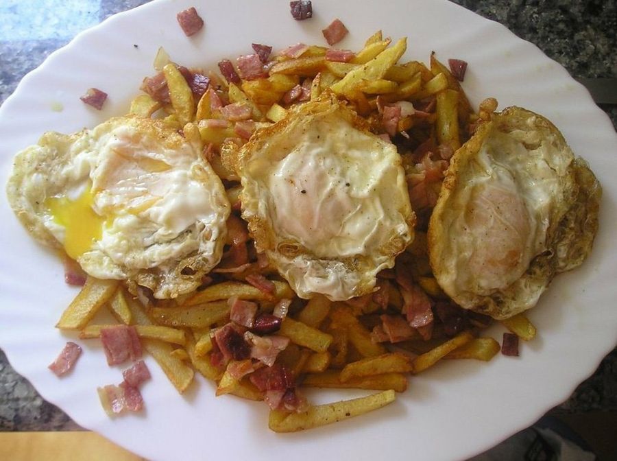 Patatas fritas con huevos