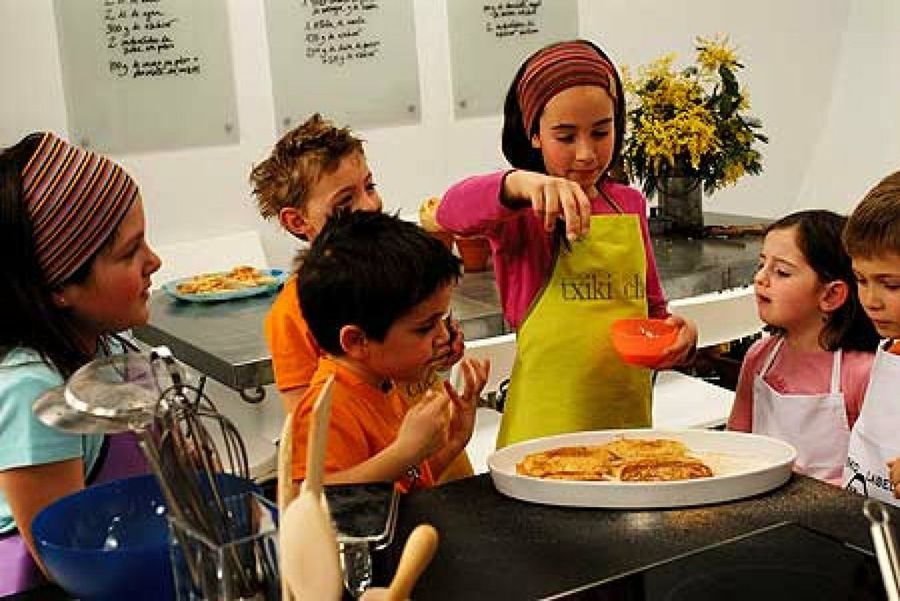 niños cocinando