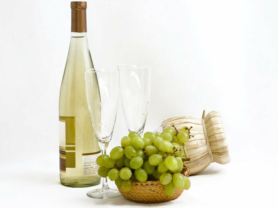 uvas y vino blanco