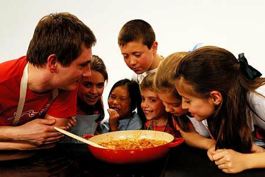 niños cocinando