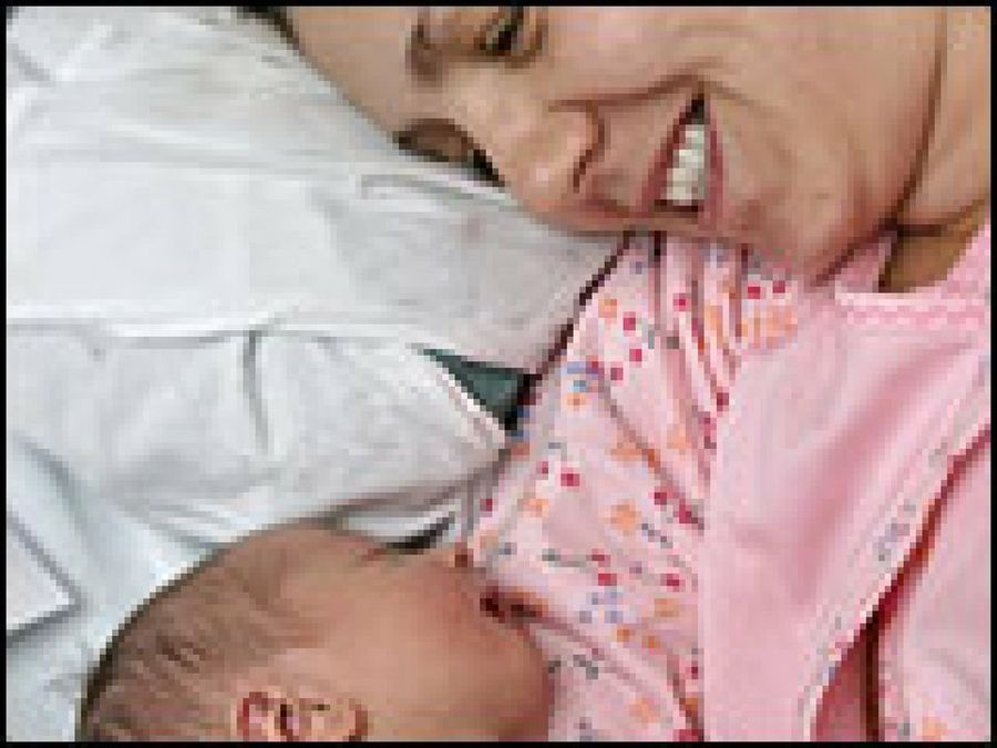 bebé con su madre