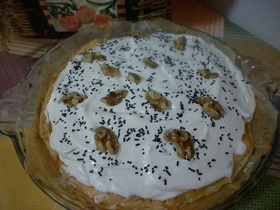  tarta de hojaldre de nata (crema de leche) con virutas de chocolate y nueces