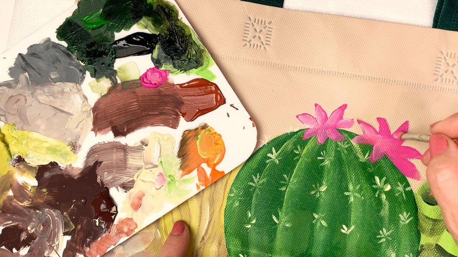 Nuestras bolsas de tela ecológicas ahora también son un lienzo para pintar.  ♻️🎨🖌️ Puedes pintarlas con amigos o familiares para que sea…