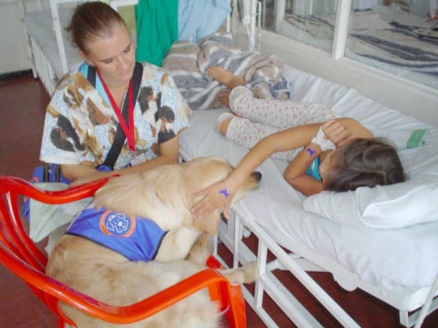 niña con perro en hospital