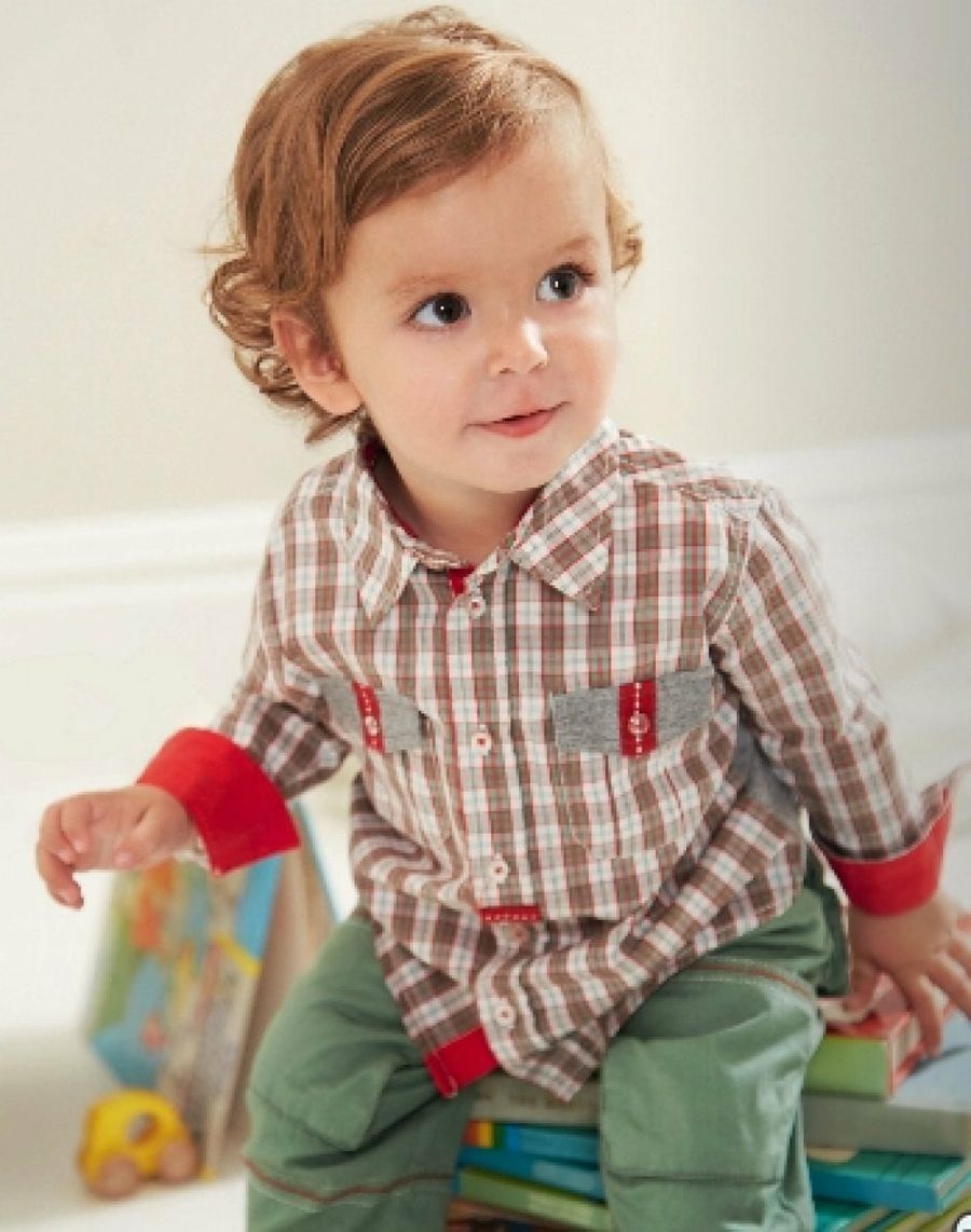 Niño vestido de rojo