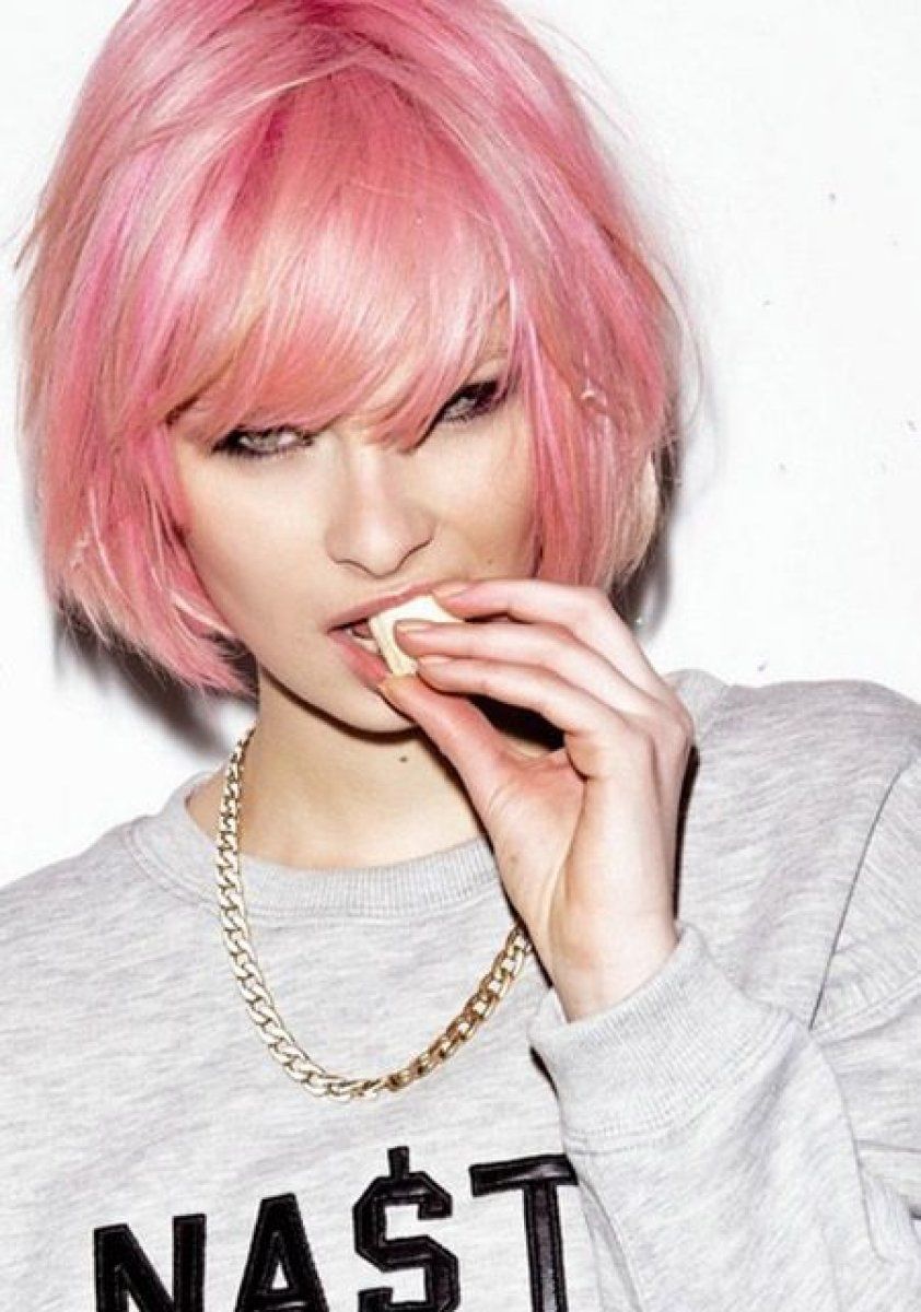 Короткая стрижка розовый. Розовые волосы. Короткие розовые волосы. Розовые волосы короткая стрижка. Светло розовые волосы короткие.