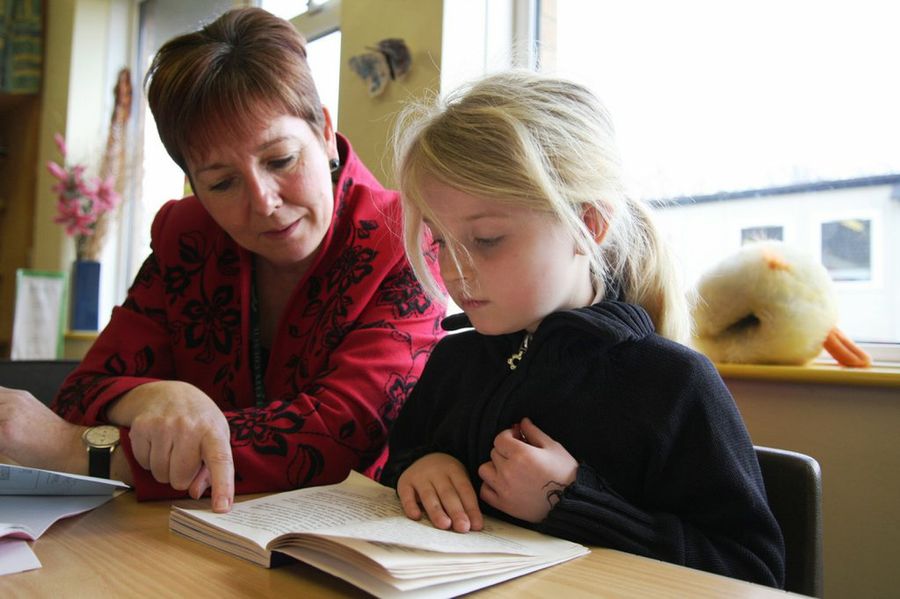 Mamá y niña leyendo