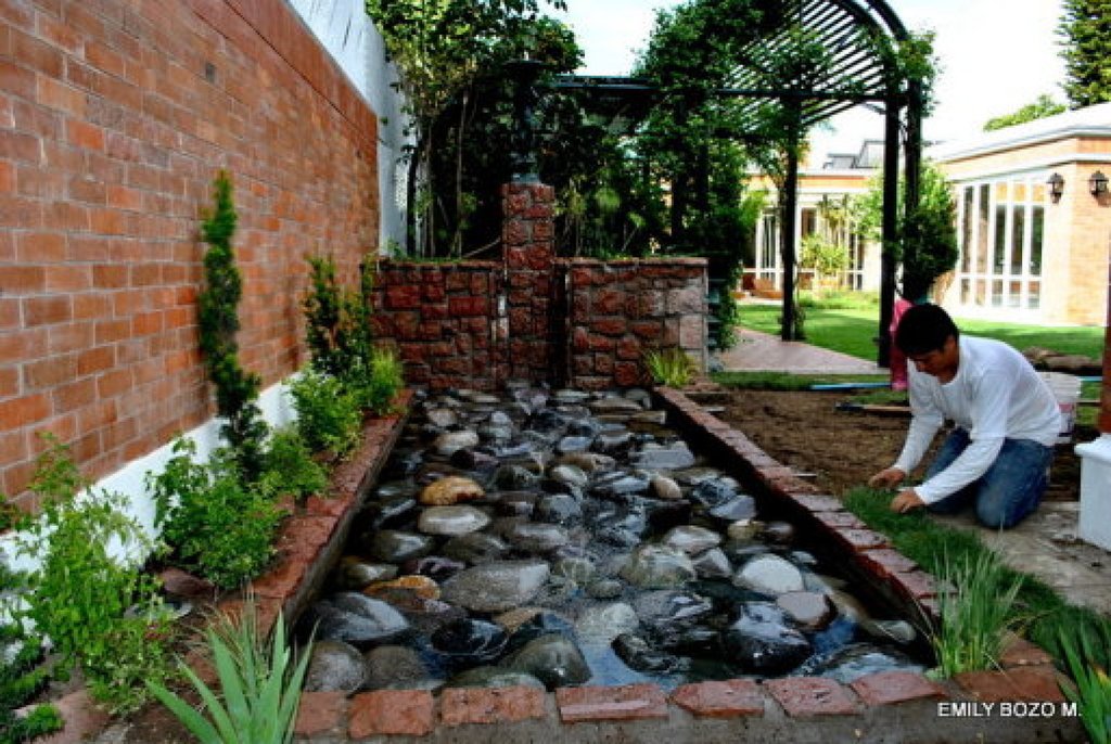 Con un estanque decorativo conseguirás movimiento y belleza en tu jardín -  Los Almendros