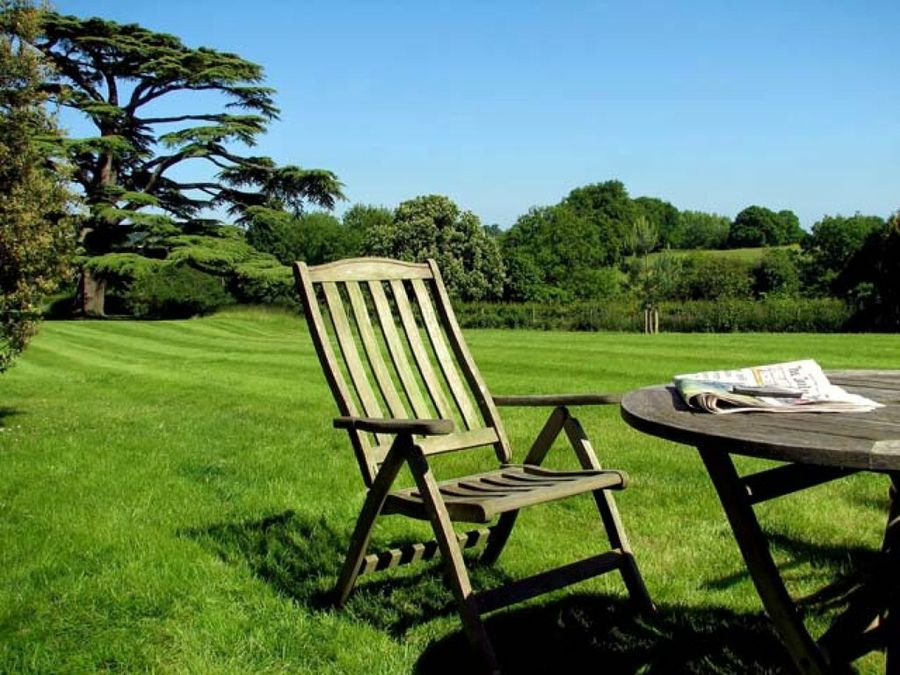 mesa y silla en jardín