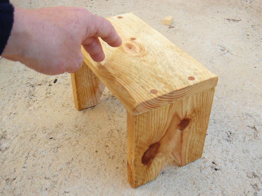 Taburete auxiliar fabricado con madera de palet