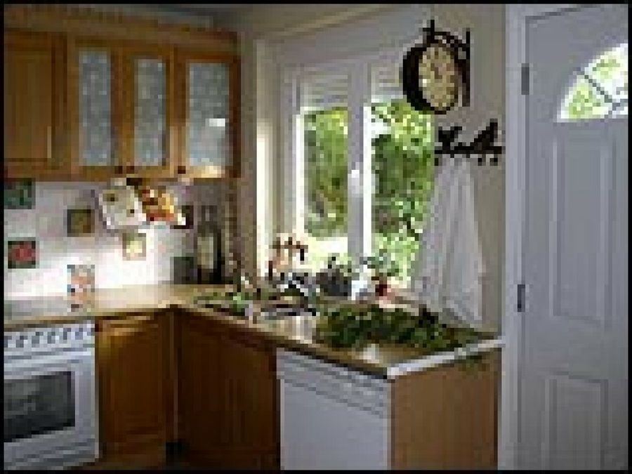 cocina con puerta exterior