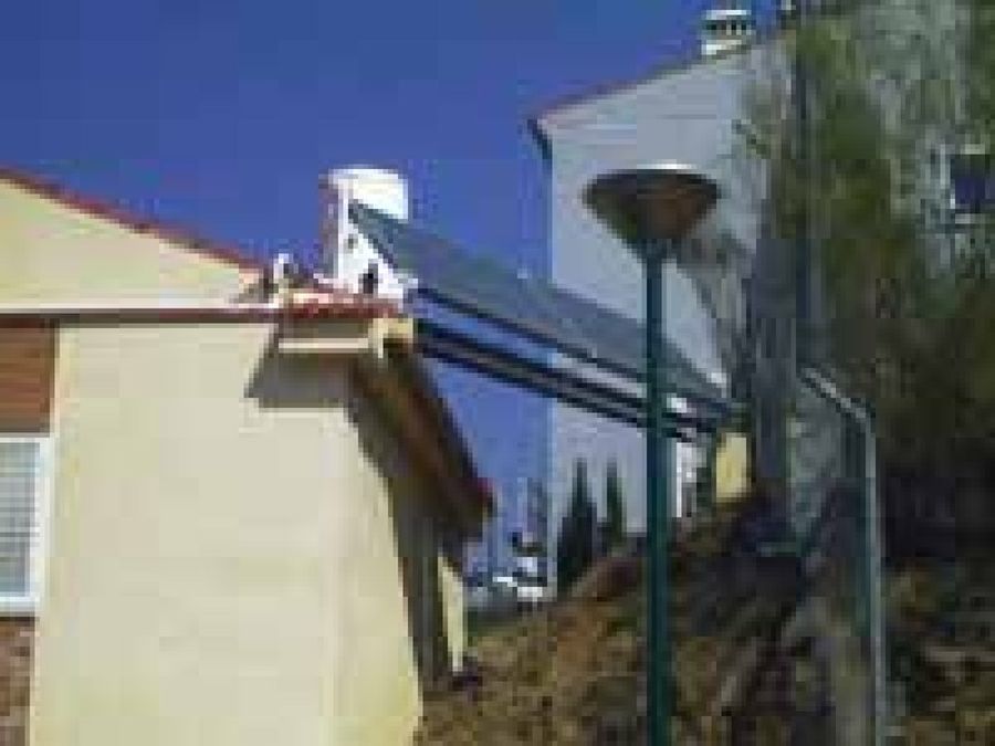 casa con panel solar