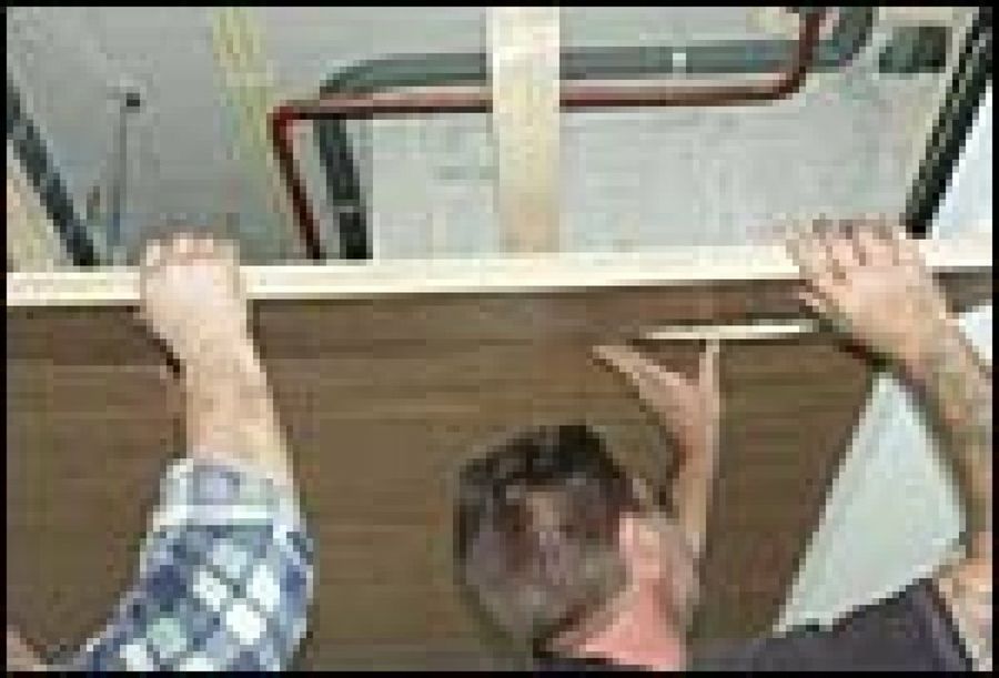 obreros colocando techo