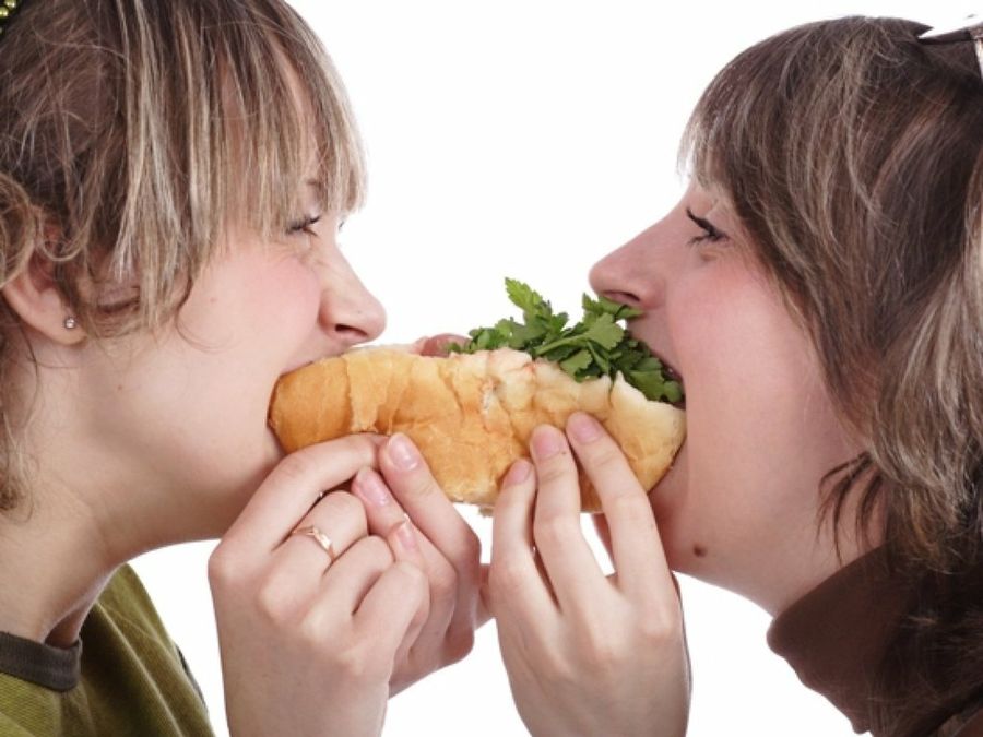 Gente comiendo un perrito caliente