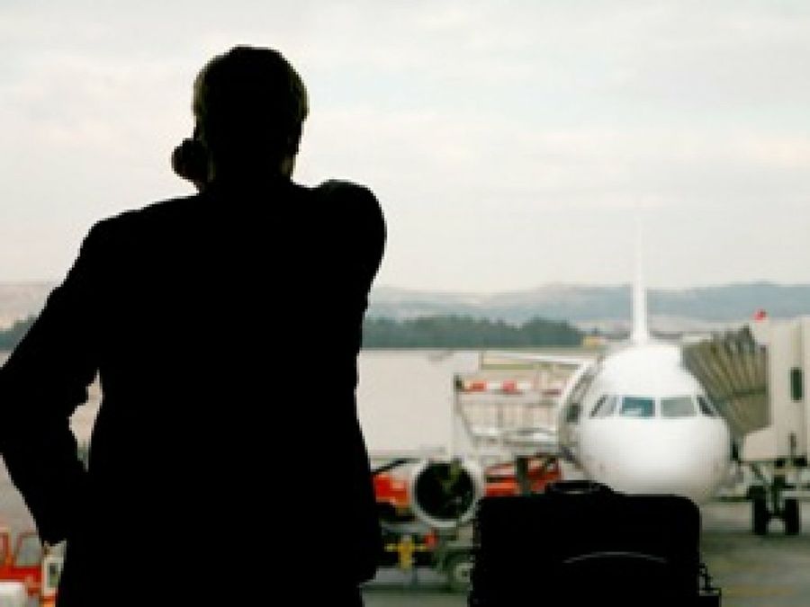 Persona viendo un avion