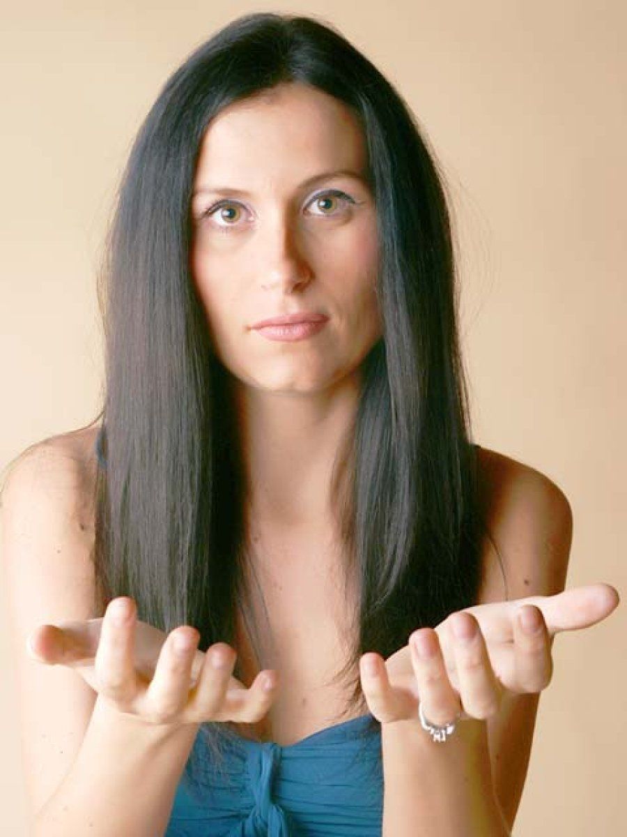 mujer manos extendidas