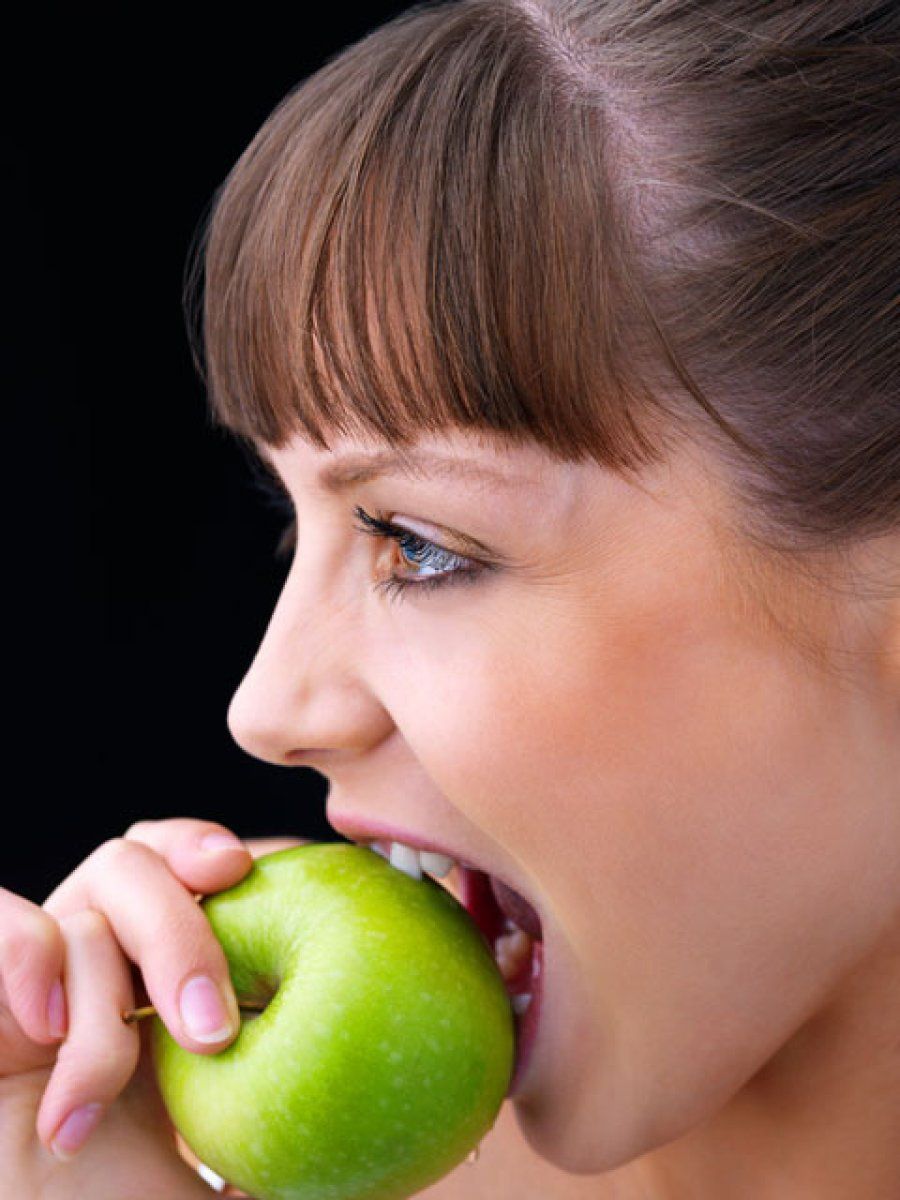 chica comiendo manzana