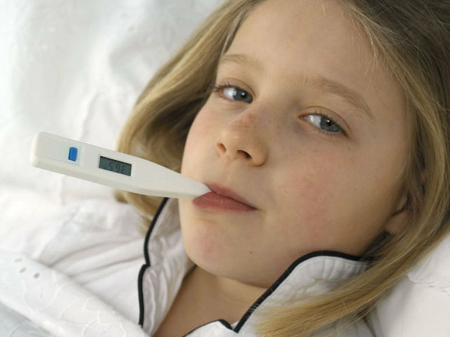 niña con termómetro