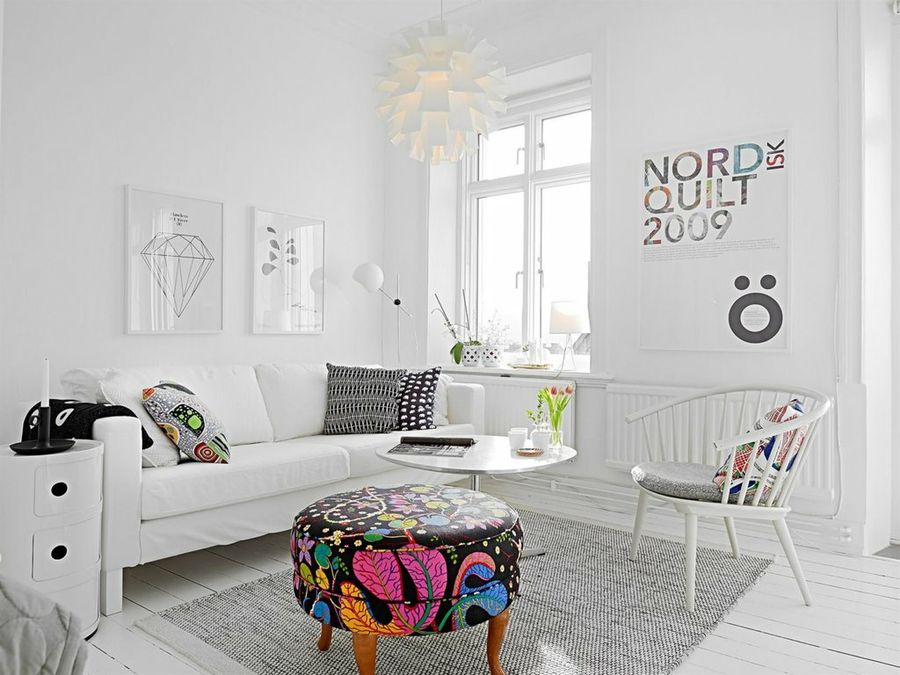 Total White con detalles coloridos