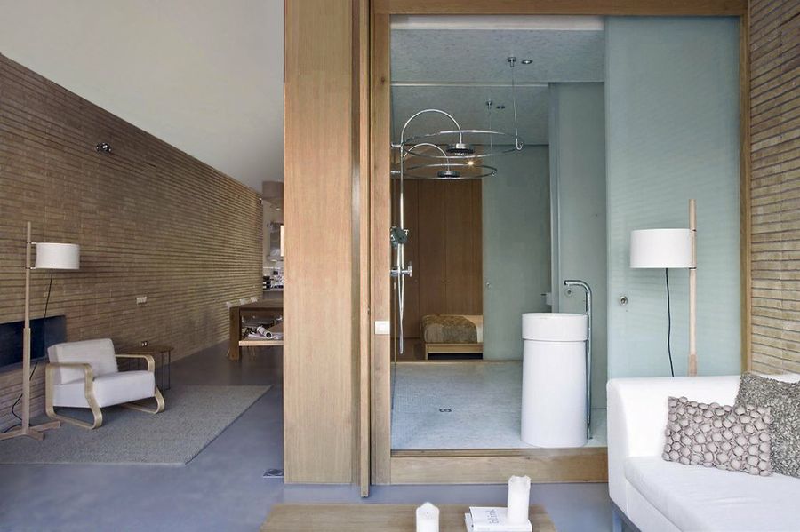 Como todos sabemos, los cuadros además de ser objetos de arte también lo son de decoración, pero no solemos colgar muchas pinturas juntas por temor a que no queden bien. Sin embargo, esta práctica está en alza y con ella se obtienen excelentes resultados.