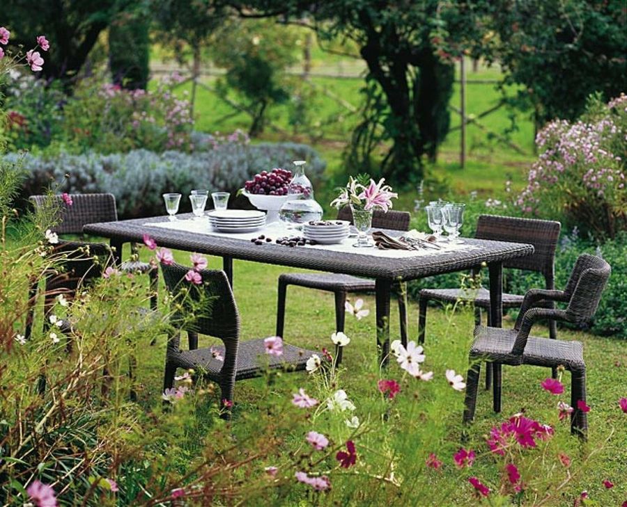 mobiliario en el jardín