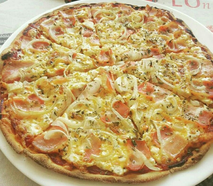 Pizza carbonara con masa de pizza casera