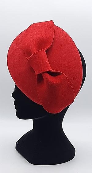 Tocado de fieltro ovalado con lazo rojo | Sombreros Infinitos