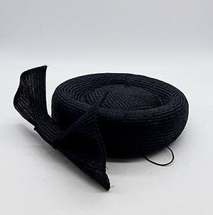 Tocado Jackie negro en Parasisal con lazo | Sombreros Infinitos
