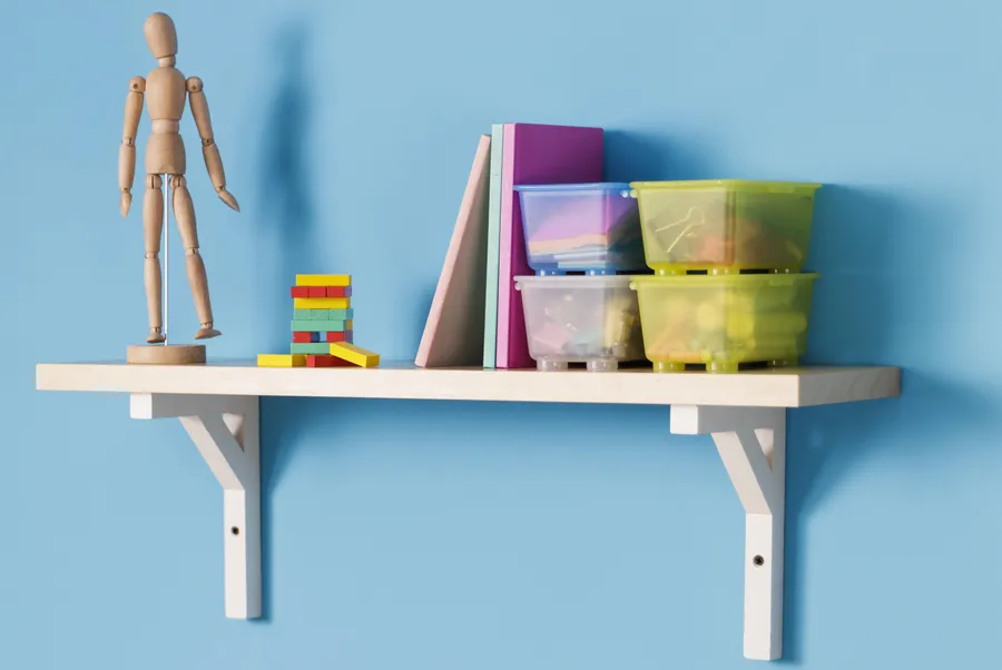 A desk with drawers that we can complement with shelves to the ceiling.