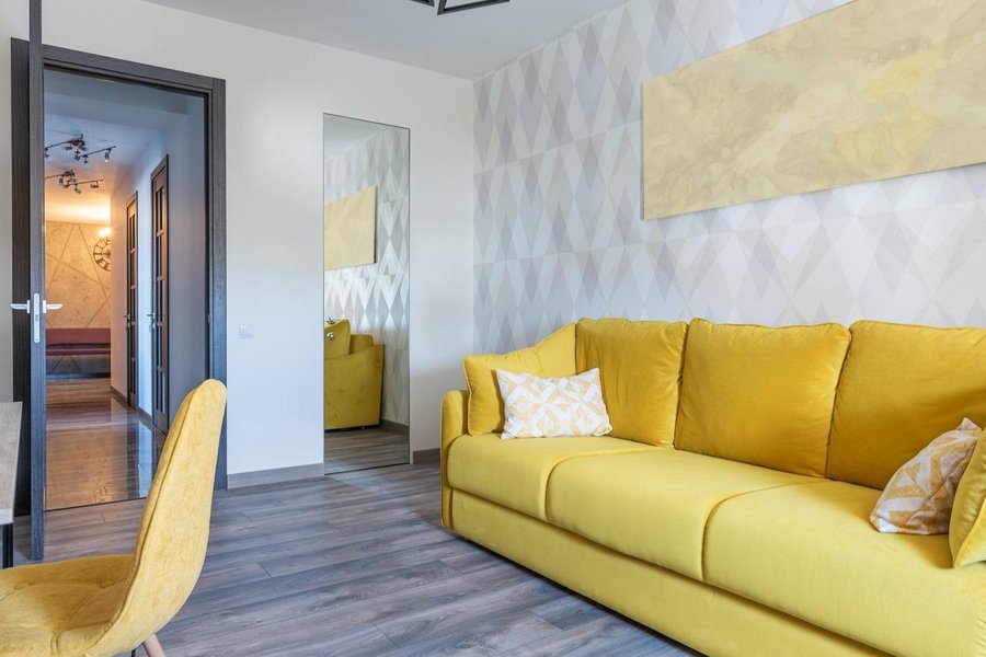 Salón con sofá en tono amarillo