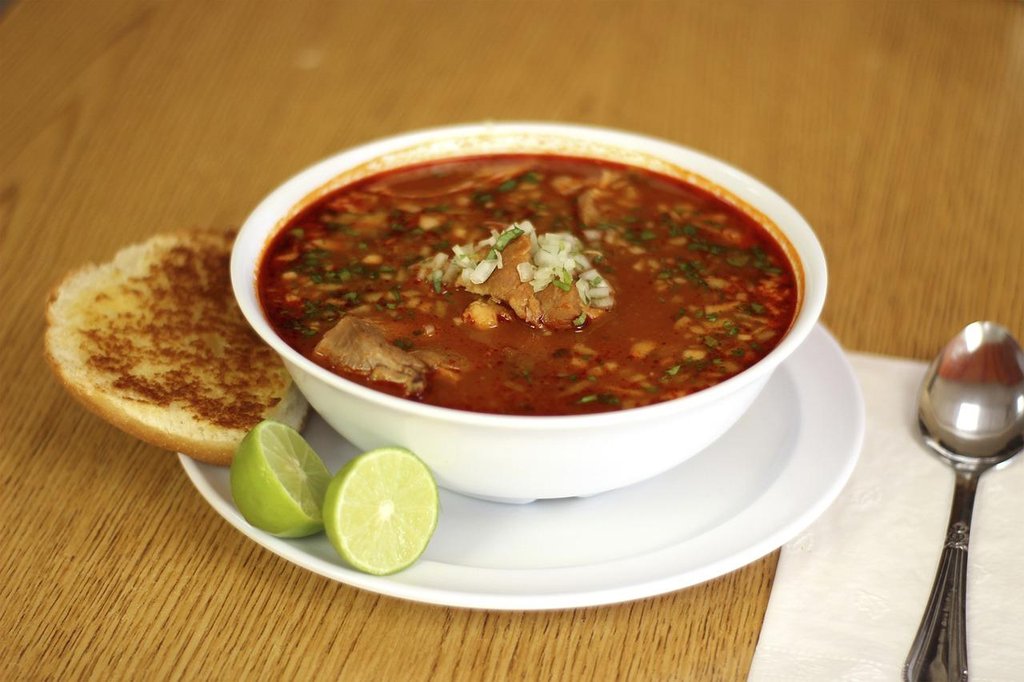 Cómo preparar un delicioso pozole rojo | Cocina