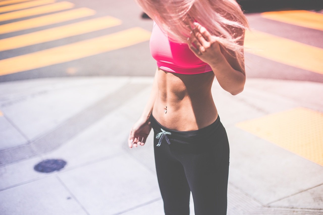 6 Ejercicios con una silla para tener un abdomen plano en tres semanas