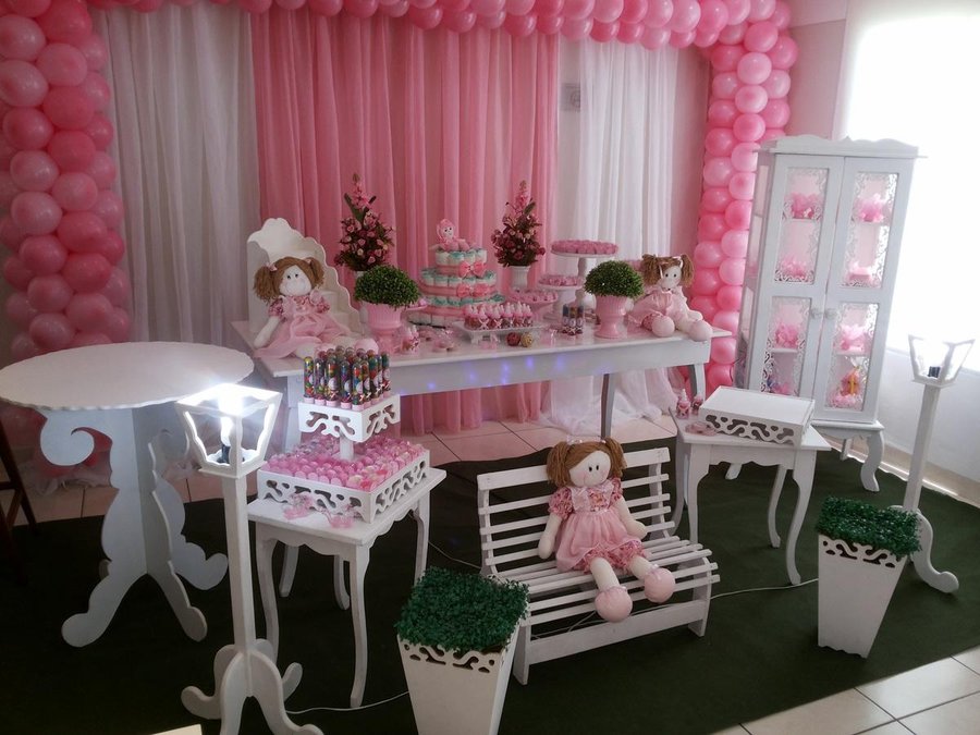 Regalos y decoraciones para fiestas de baby shower en interiores.