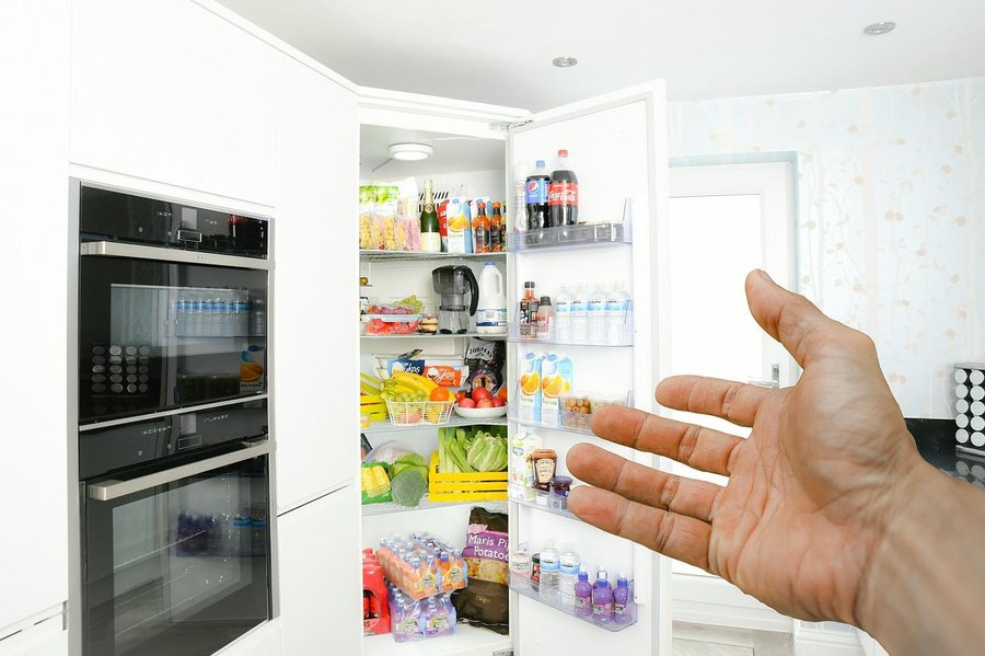 Verduras sin envases en refrigerador