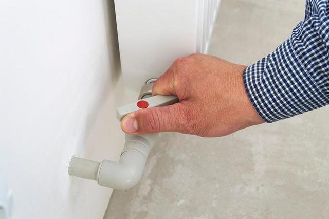 Cerrar el pase de agua de un fregadero